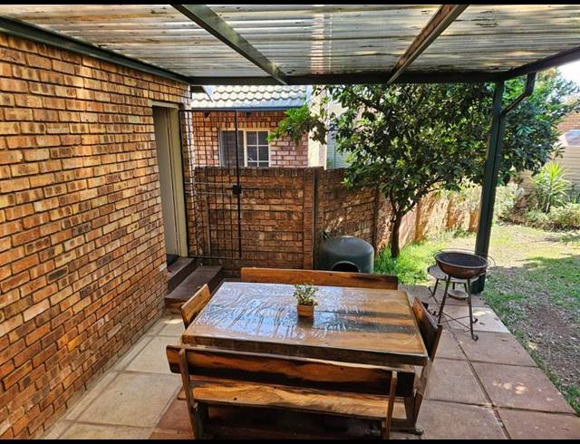 2 BEDROOM TOWNHOUSE FOR SALE IN ROOIHUISKRAAL NORTH